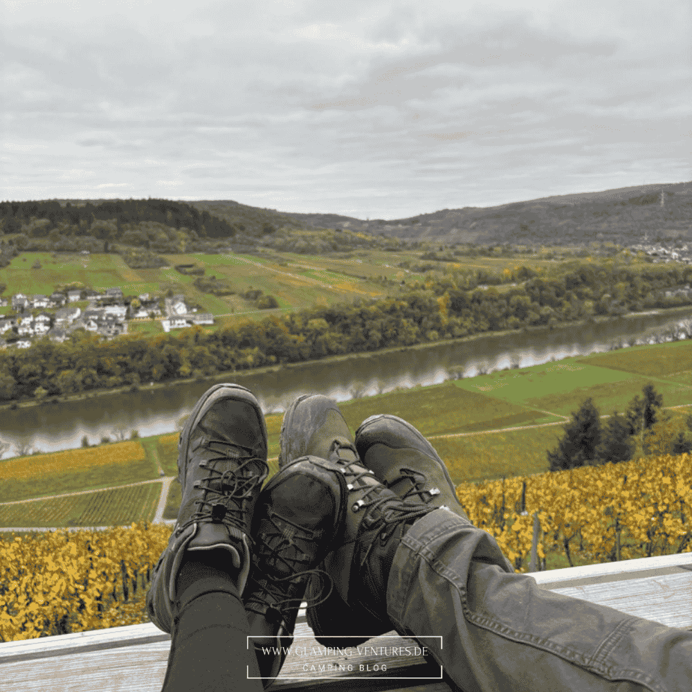 Wanderung durch herbstliche Weinberge an der Mosel
