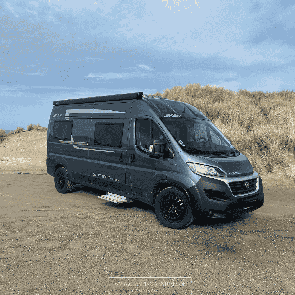 Vanlife am Strand: Wohnmobil zwischen Dünen und Wasser