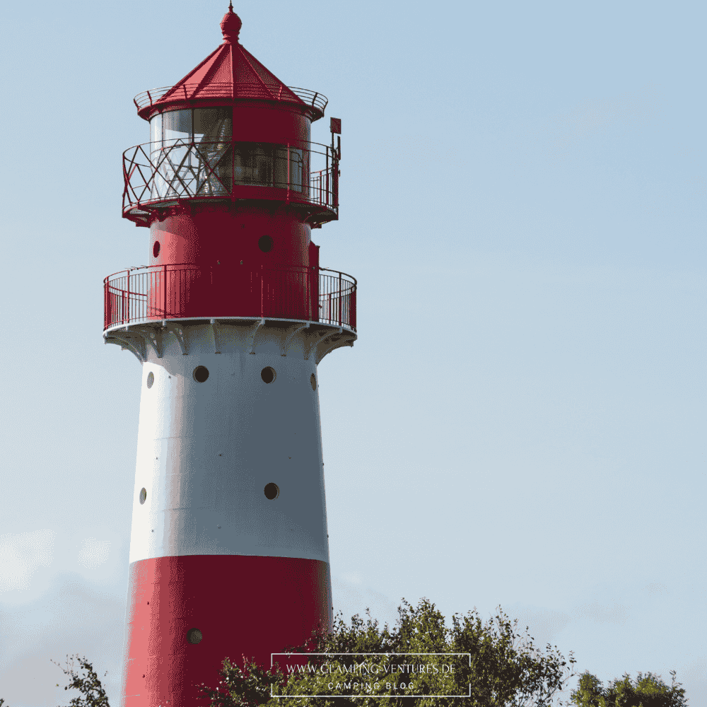 	Leuchtturm an der Ostseeküste nahe Campingplatz – beliebtes Ausflugsziel