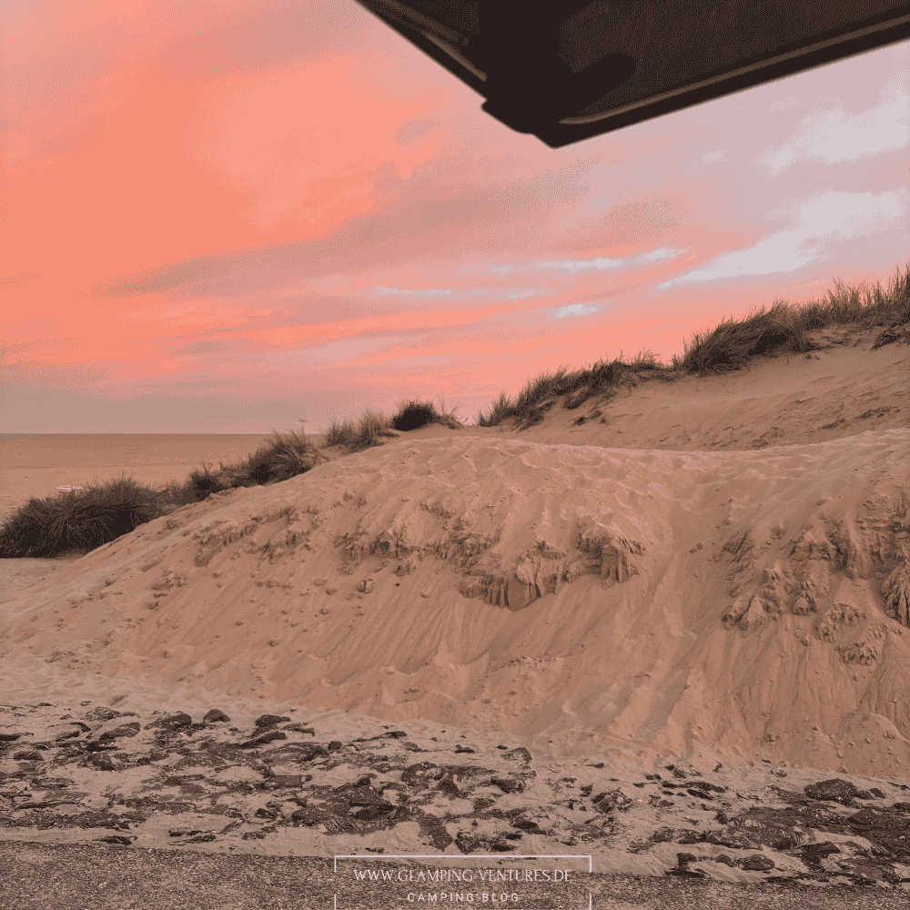 Sonnenuntergang am niederländischen Nordseestrand mit Van