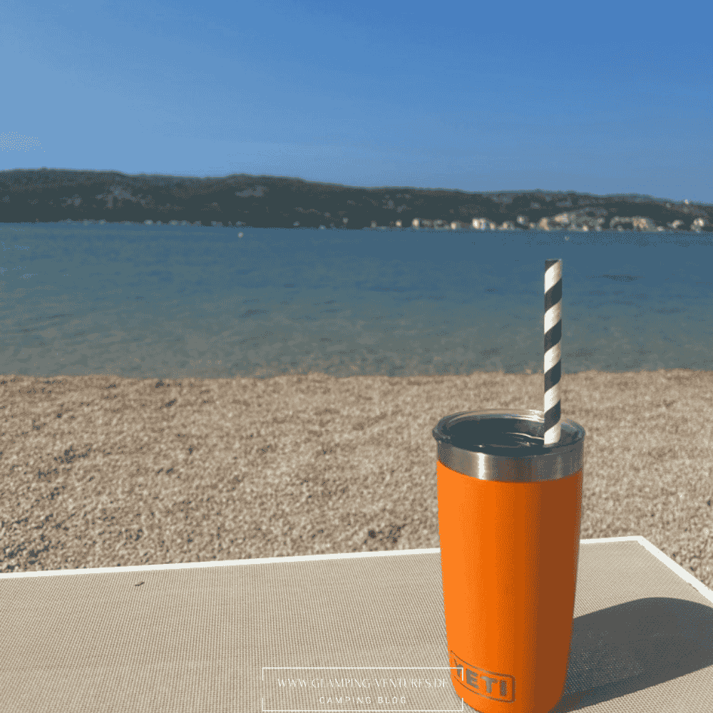 Isolierter Thermobecher hält Getränke beim Camping im Sommer kühl - Unverzichtbar beim Camping im Sommer