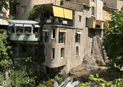 Das wunderschöne Bergdorf Moustiers-Sainte-Marie mit Wasserfall