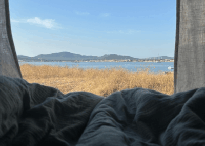Ausblick aus dem Kastenwagen auf den Strand