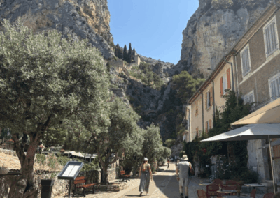 Das wunderschöne Bergdorf Moustiers-Sainte-Marie