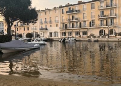 Strand mit Boot in Port Grimaud