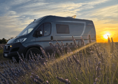 Ein Kastenwagen in einem Lavendelfeld beim Sonnenuntergang in der Provence