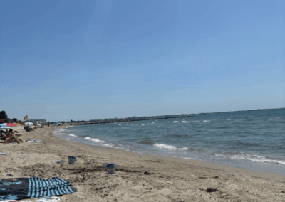 Weitläufiger Strand in Südfrankreich