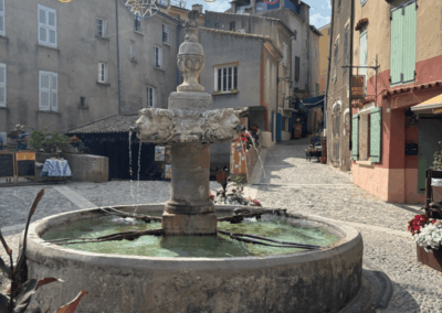 Valensole Stadtmitte mit Brunnen in der Provence