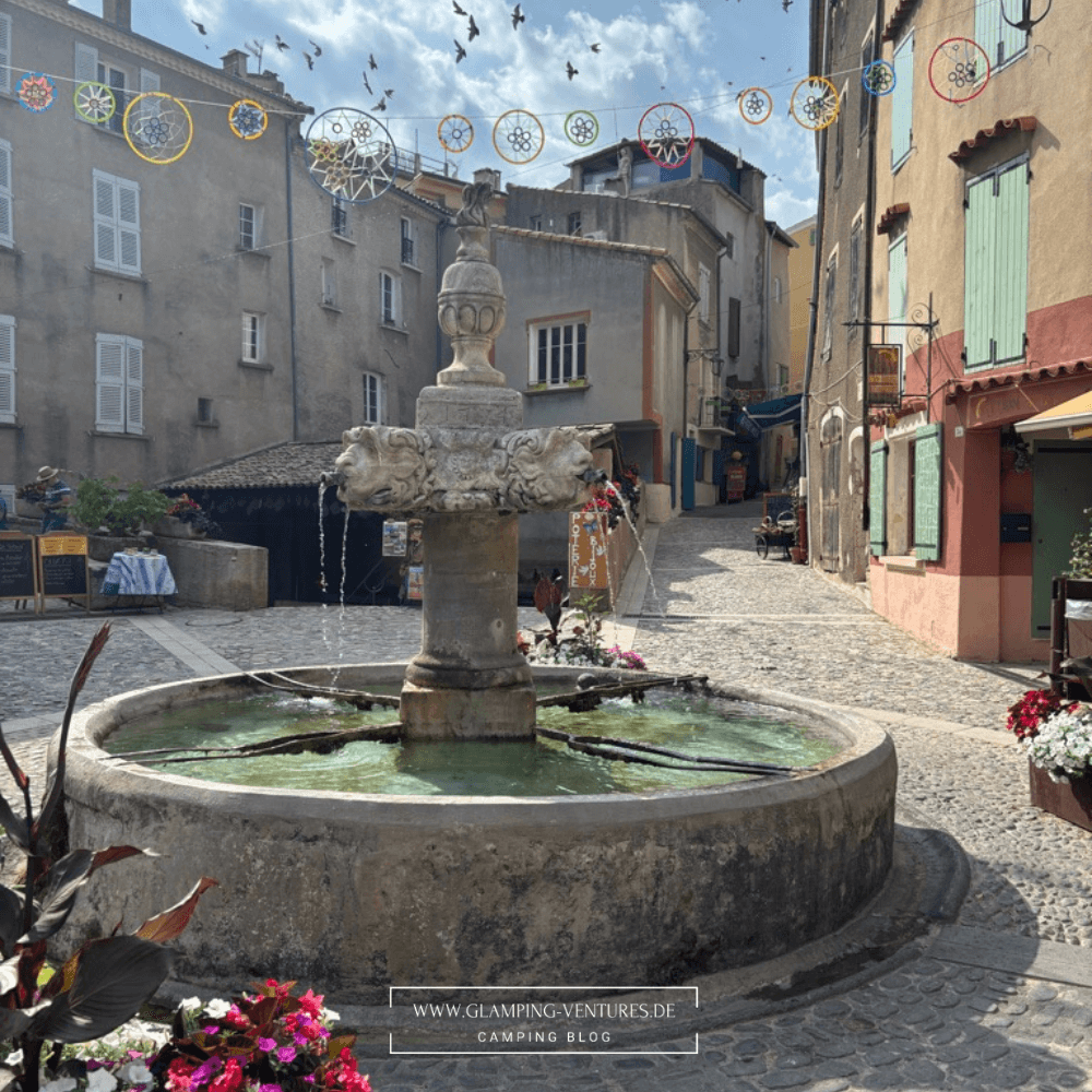 Valensole Stadtmitte mit Brunnen in der Provence