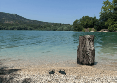 Badestelle mit wundershcönem blauen wasser in der Verdon Schlucht