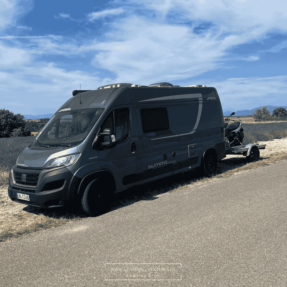 Roller auf dem Anhänger für mehr Mibilität beim Camping im Wohnmobil