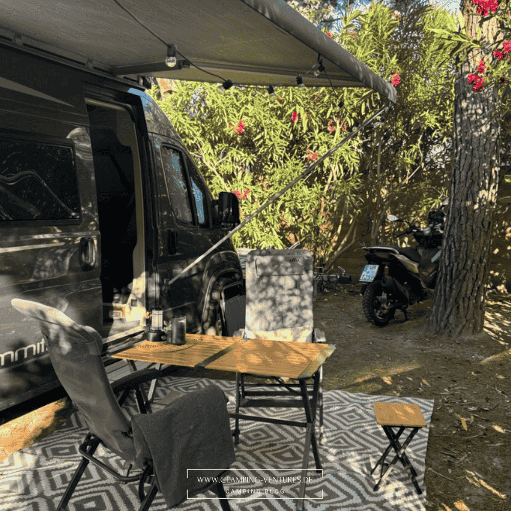 Roller steht vor dem Wohnmobil auf dem Campingplatz