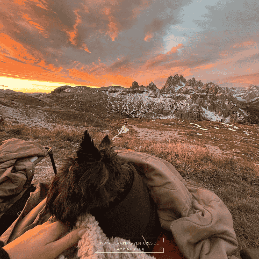 Authentischer UGC Content Camping: Vanlife Alltag vor dem Camper in der Natur – Content Creator Vanlife produziert UGC Videos für Camping Marken und Outdoor Produkte