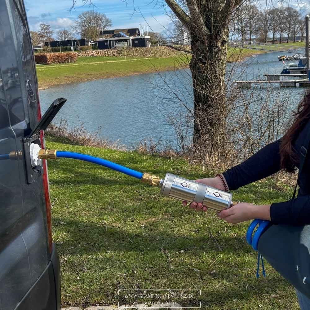 Frischwassertank Camper Hygiene – Alb Filter beim Befüllen unterwegs Alb Filter Befüllfilter am Camper beim Befüllen des Frischwassertanks mit Seenblick