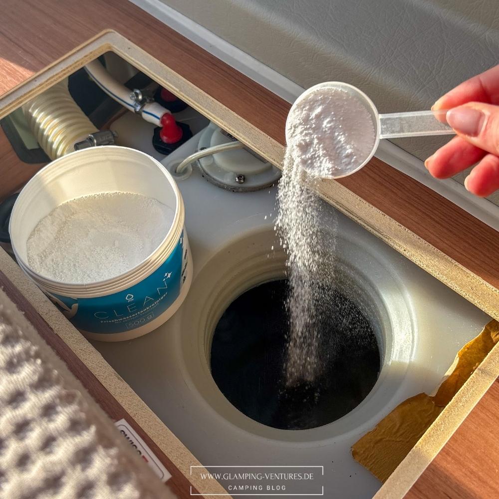 Wohnmobil Wassertank reinigen – Alb Clean Pulver einfüllen Alb Clean Reinigungspulver wird in den Frischwassertank des Wohnmobils eingefüllt